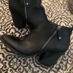 Universal Threads Booties